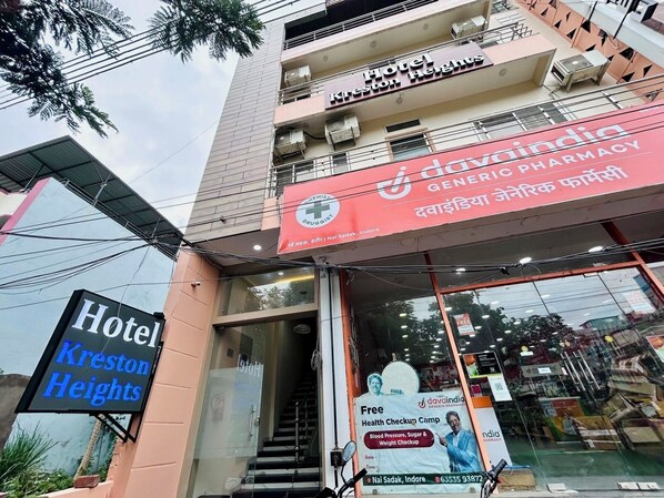 Vista frontal de la propiedad