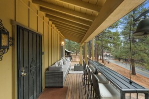 Outdoor dining - Retro Cabin by Lake • Game Room • Walk to Village (Big Bear Lake)