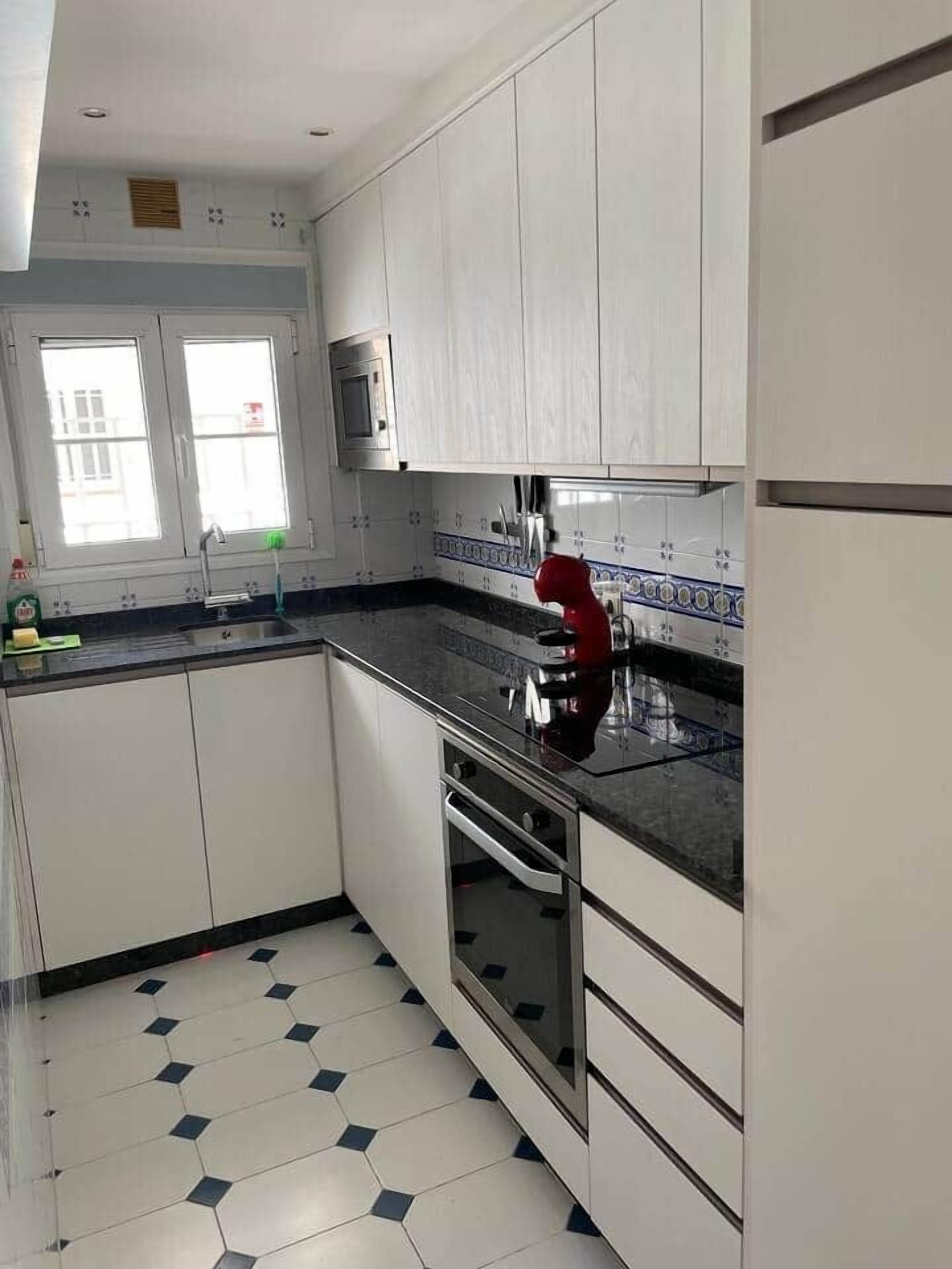 Kylskåp, mikrovågsugn, ugn och spishäll