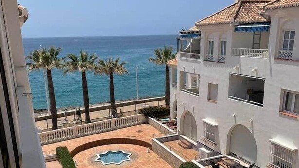 A hotel with a pool, palm trees, and a view of the sea. - Fuentes de Nerja C 2F (Nerja)