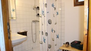 A bathroom with a shower, a sink, and a small table with towels. - 6-person apartment 50 m from the slopes, ideal for enjoying the mountains (VARS)