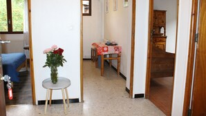 A narrow hallway with a small table and chairs, a wooden cabinet, and a radiator. - 6-person apartment 50 m from the slopes, ideal for enjoying the mountains (VARS)