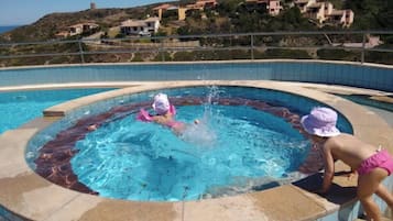Außenpool (je nach Saison geöffnet), Sonnenschirme, Liegestühle