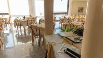 Khu vực ăn uống tại phòng