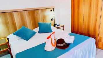 Minibar, két bảo mật tại phòng, bàn, màn/rèm cản sáng