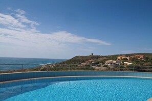 季節性室外游泳池，提供泳池遮陽傘和日光浴躺椅