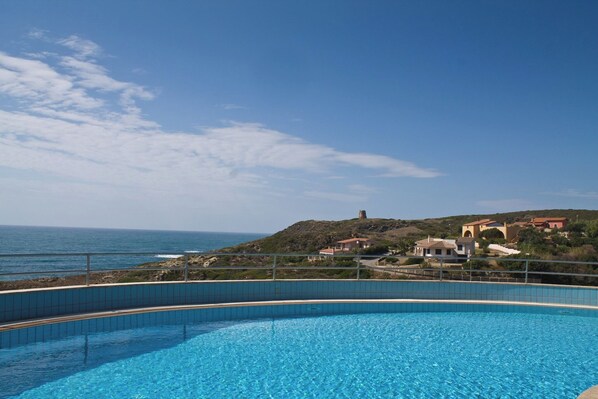 Alberca al aire libre por temporada y sombrillas en la alberca 