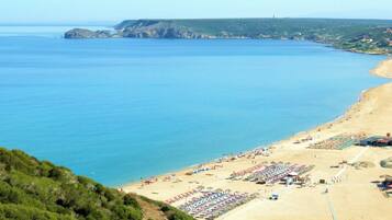 On the beach, free beach shuttle, sun-loungers, beach umbrellas