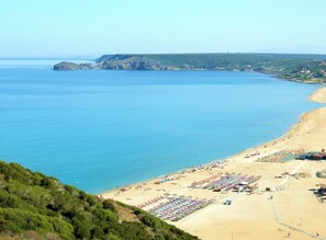 En la playa, traslado desde/hacia la playa gratis y camastros 