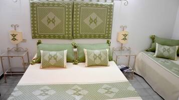 Caja de seguridad en la habitación, escritorio y cortinas blackout