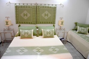 خزنة داخل الغرفة ومكتب وستائر تعتيم وواي فاي مجانًا