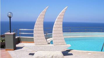 Piscine extérieure (ouverte en saison), parasols de plage