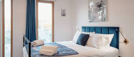 Bureau, fer et planche à repasser, Wi-Fi, draps fournis