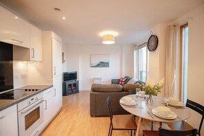 Interior - The Captain`s Quarters - 2 bed 2 bath, water views (Saint Mary`s Island)