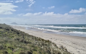 Beach - Family friendly cottage with private garden, 1 min walk to the beach (Tauranga)