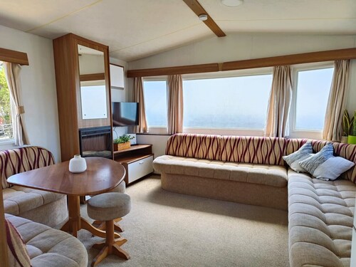 Cosy family cabin, 1 min walk to the beach and pet friendly.