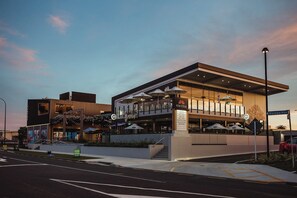 Exterior - Family friendly cottage with private garden, 1 min walk to the beach (Tauranga)