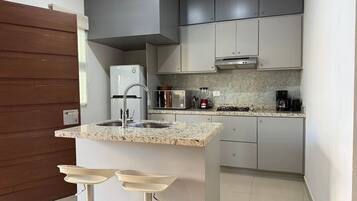 Kühlschrank, Mikrowelle, Herdplatte, Wasserkocher mit Kaffee-/Teezubehör