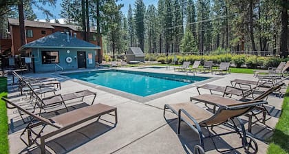 Serene 2BR 2 BR Deck Hot Tub and Pool Access