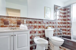 Bidet, serviettes fournies, savon, papier toilette