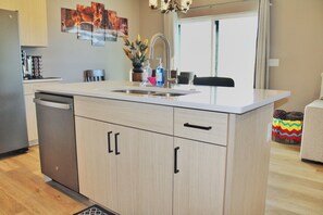 Een koelkast, een magnetron, een oven, een kookplaat