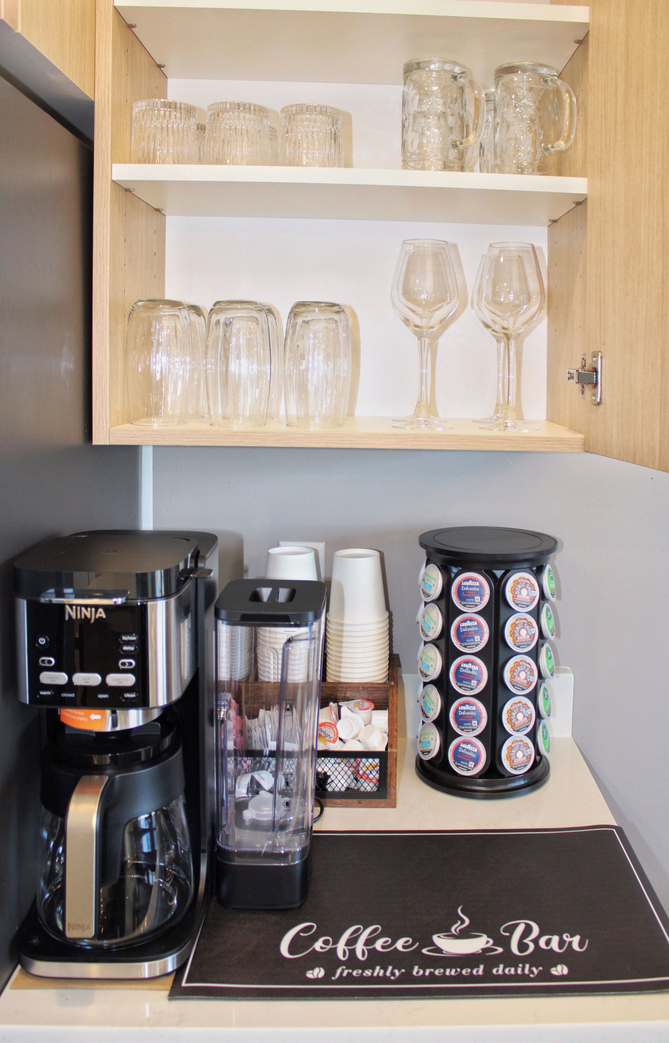 Un espace dédié au café, équipé d’une machine à café, d’un mixeur et d’un porte-tasse.