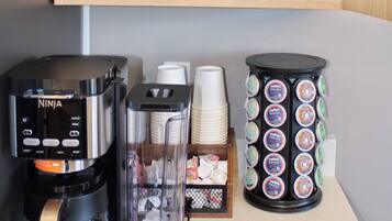 Un espace dédié au café, équipé d’une machine à café, d’un mixeur et d’un porte-tasse.