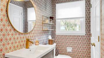 Standard Apartment, Garden View | Bathroom | Free toiletries, hair dryer, towels, soap