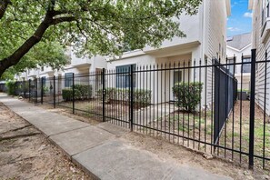 Exterior - 3 Bed, 3.5 Bath Townhome in Eado w/ Surround Sound, Smart TVs & Free WiFi (Houston)