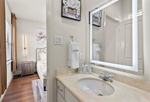 Hair dryer, towels, soap, toilet paper - 3 Bed, 3.5 Bath Townhome in Eado w/ Surround Sound, Smart TVs & Free WiFi (Houston)