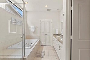 Hair dryer, towels, soap, toilet paper - 3 Bed, 3.5 Bath Townhome in Eado w/ Surround Sound, Smart TVs & Free WiFi (Houston)