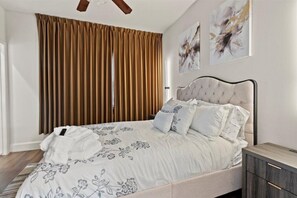 Iron/ironing board, WiFi, bed sheets - 3 Bed, 3.5 Bath Townhome in Eado w/ Surround Sound, Smart TVs & Free WiFi (Houston)