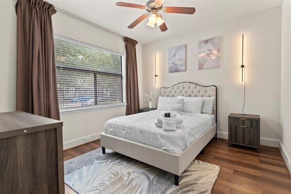 Iron/ironing board, WiFi, bed sheets - 3 Bed, 3.5 Bath Townhome in Eado w/ Surround Sound, Smart TVs & Free WiFi (Houston)