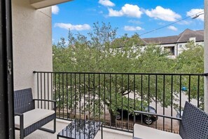 Property grounds - 3 Bed, 3.5 Bath Townhome in Eado w/ Surround Sound, Smart TVs & Free WiFi (Houston)
