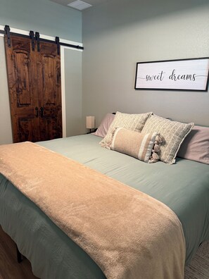 1 habitación, tabla de planchar con plancha, wifi gratis y ropa de cama 