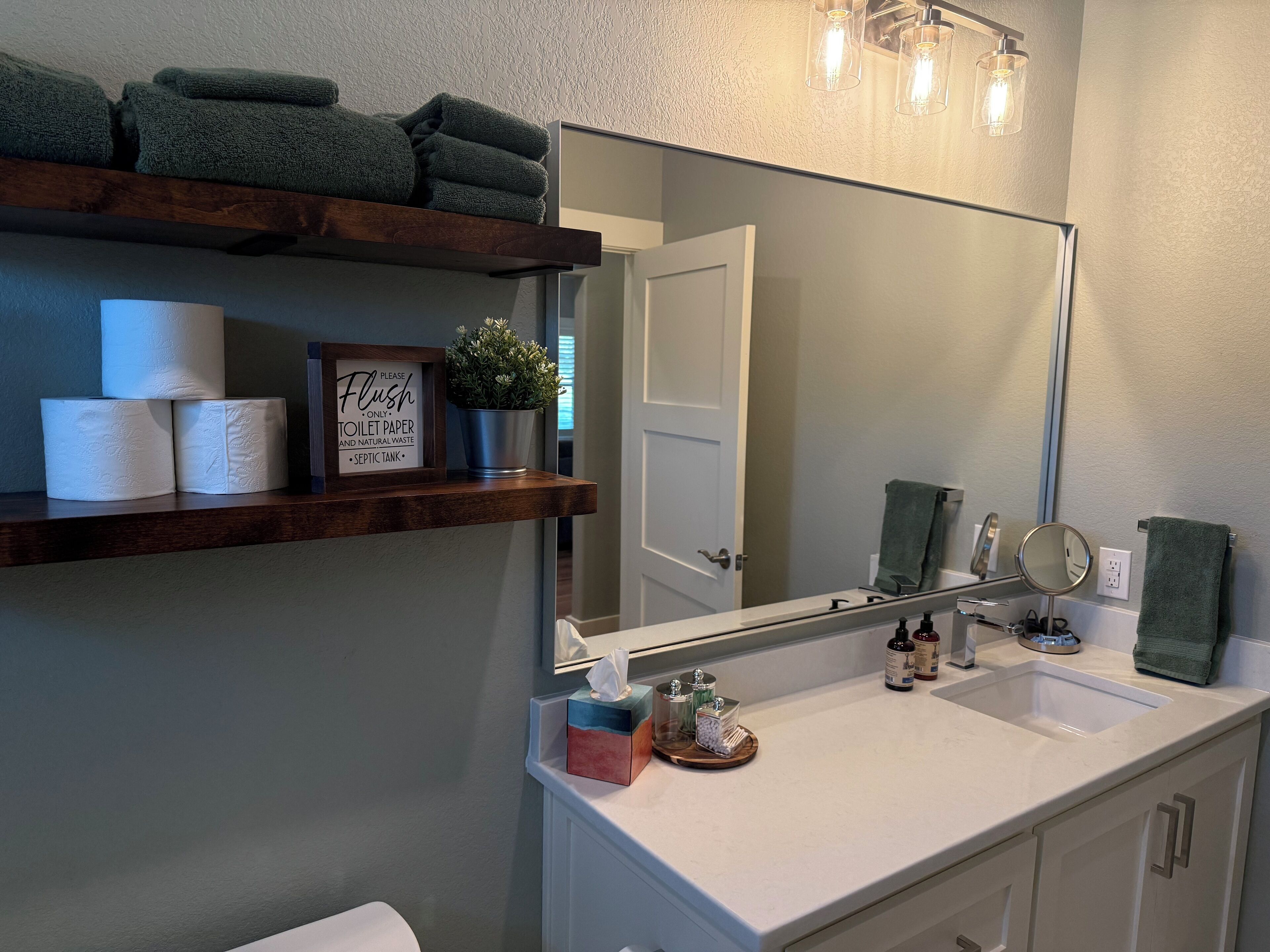 Regadera, secadora de cabello, toallas, jabón 