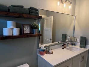 淋浴设施、吹风机、毛巾、肥皂