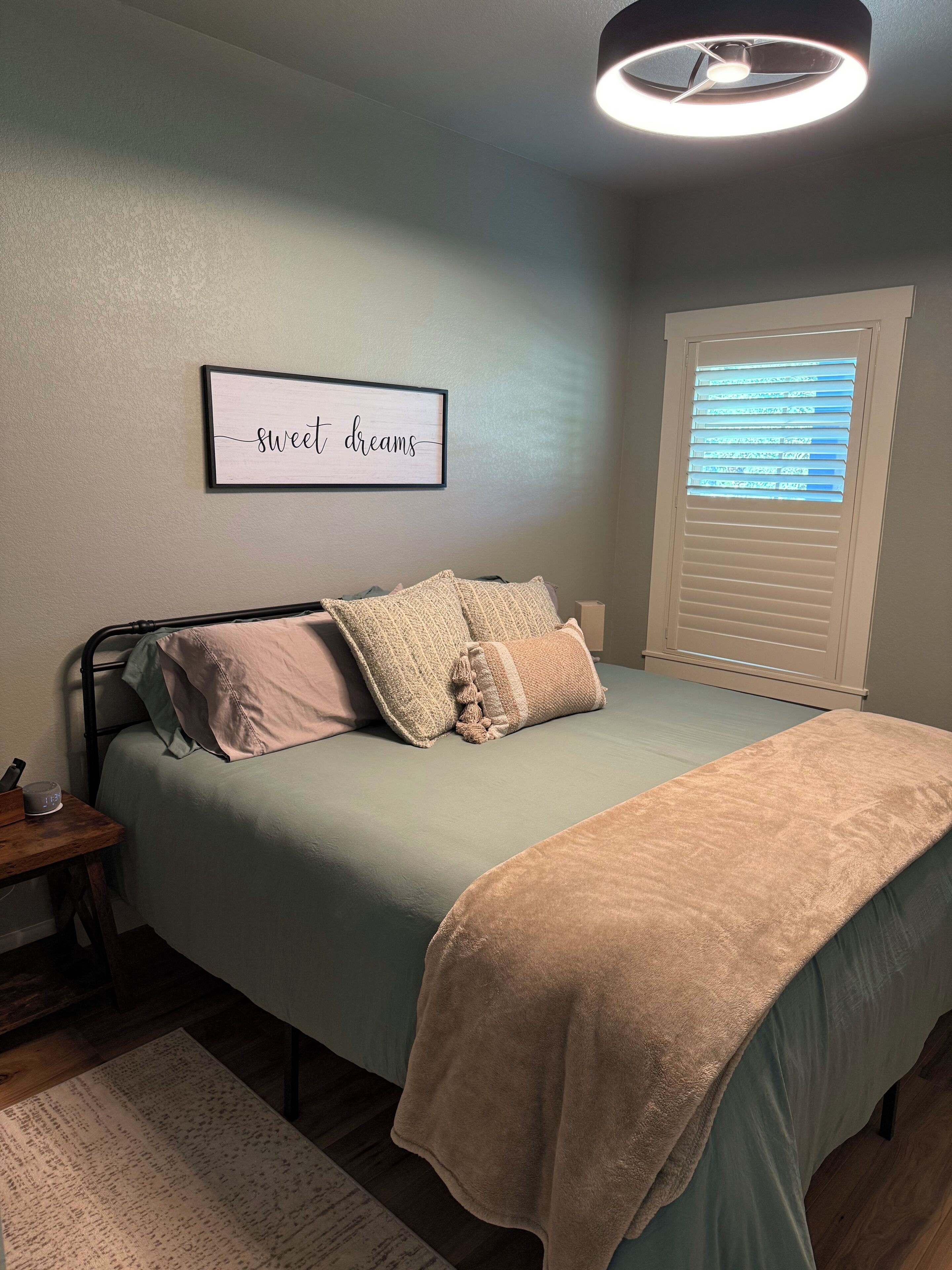 1 habitación, tabla de planchar con plancha, wifi gratis y ropa de cama 