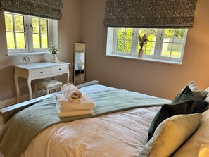 Iron/ironing board, WiFi, bed sheets - The Lodge - Elegant Peaceful Countryside Escape (Bishops Cannings)