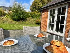 Outdoor dining - The Lodge - Elegant Peaceful Countryside Escape (Bishops Cannings)