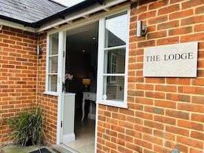 Exterior detail - The Lodge - Elegant Peaceful Countryside Escape (Bishops Cannings)