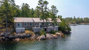 Exterior - Richard's Island Pointe au Baril, in the sought after outer islands (Pointe au Baril)