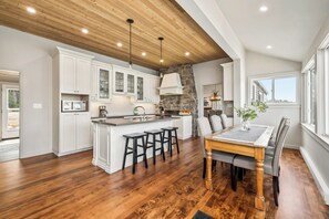 Private kitchen - Richard's Island Pointe au Baril, in the sought after outer islands (Pointe au Baril)