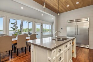 Private kitchen - Richard's Island Pointe au Baril, in the sought after outer islands (Pointe au Baril)