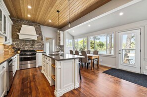 Private kitchen - Richard's Island Pointe au Baril, in the sought after outer islands (Pointe au Baril)