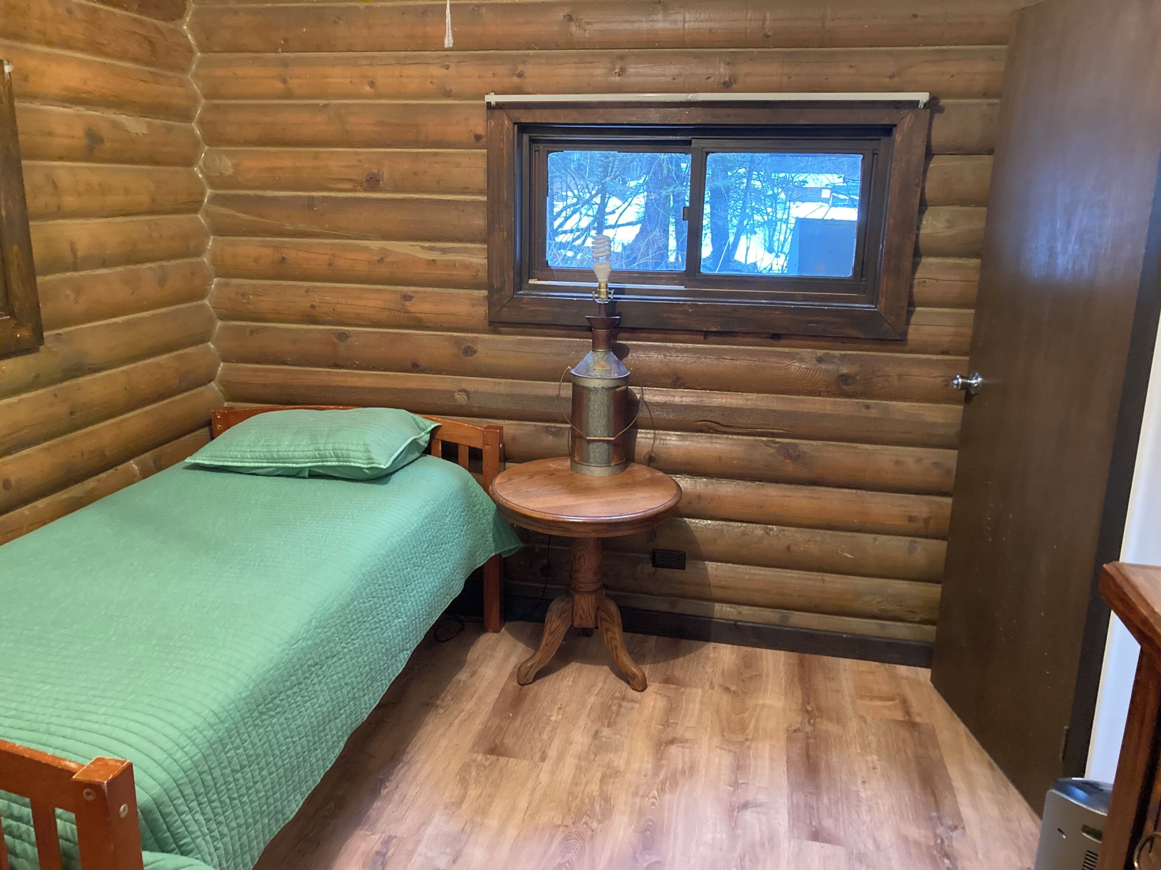 Habitación individual básica | Espacio para trabajar con laptop, wifi gratis y ropa de cama 