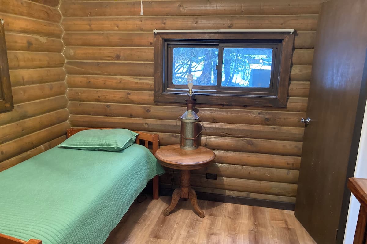 Habitación individual básica | Espacio para trabajar con laptop, wifi gratis y ropa de cama