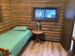 Laptop workspace, free WiFi, bed sheets - Valdez Lodge (Valdez)