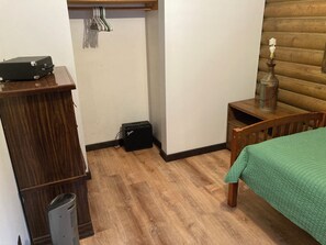 Laptop workspace, free WiFi, bed sheets - Valdez Lodge (Valdez)
