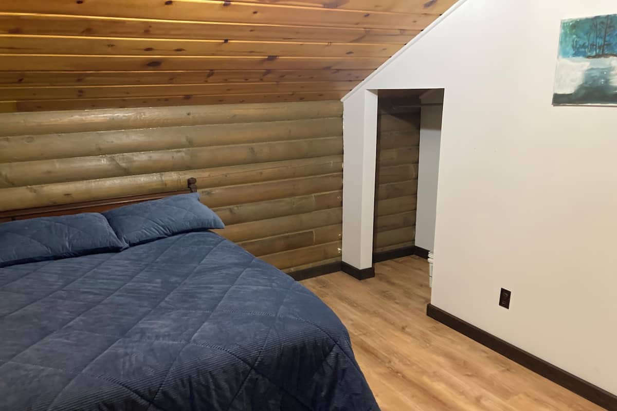 Habitación individual estándar, vista al jardín | Espacio para trabajar con laptop, wifi gratis y ropa de cama